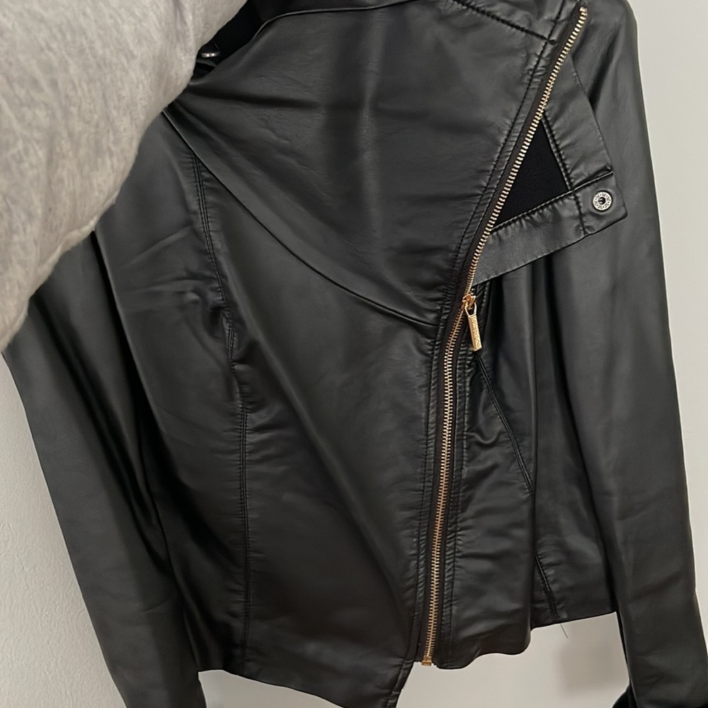 Leather jacket 🖤 - Picture 2 of 4
